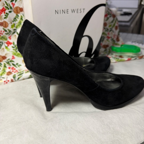 LIKE NEW Nine West Black Suede Platform Pumps 8.5M WITH BOX - Picture 3 of 5
